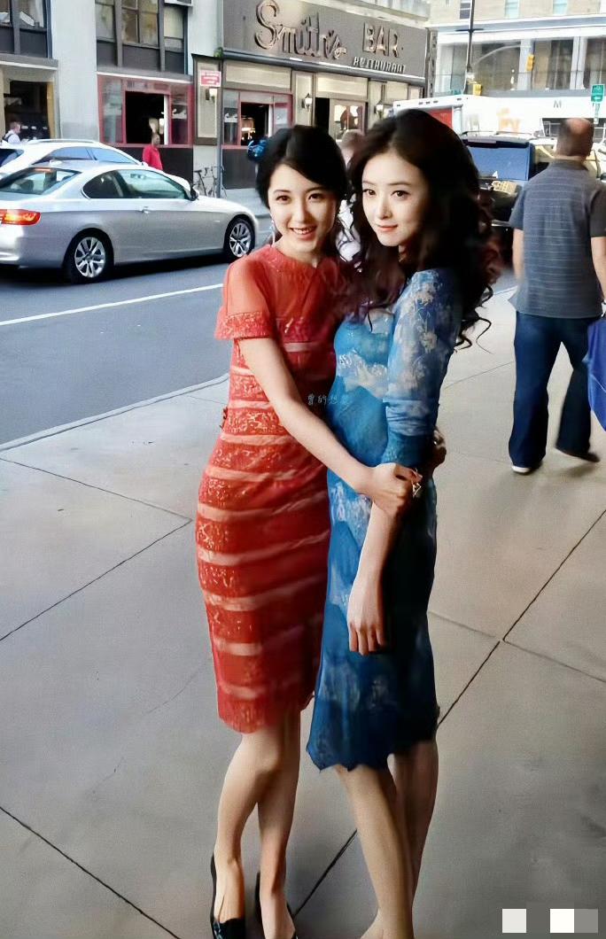 两个人搂着这么一看，蒋欣比号称中戏200年难遇的大美女曾黎还有韵味啊，她怎么