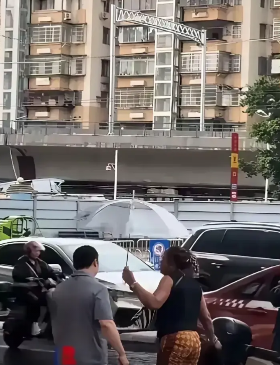 打出租不给钱，女留学生“被照顾”习惯了今天看到一则新闻，说有位出租车司机拉到一