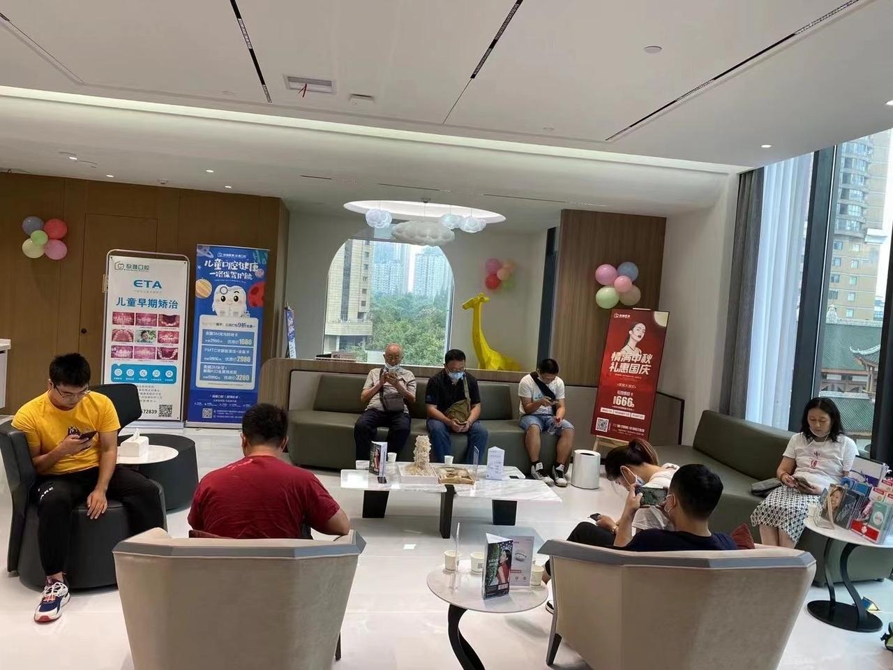 前段时间智齿发炎，半边脸肿得像包了个汤圆。去了家附近一家口腔诊所，医生看了片子说