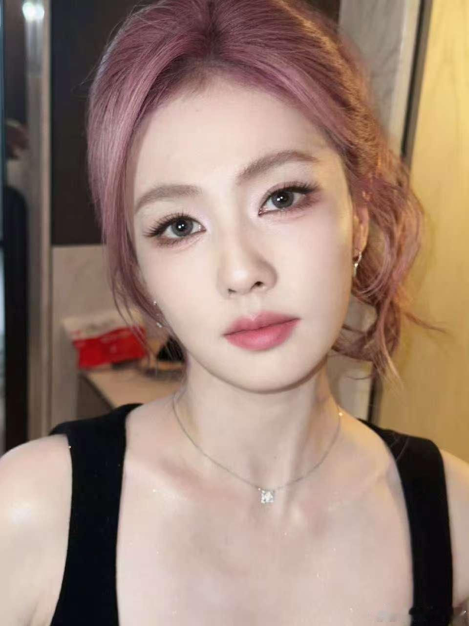 杨单化白鹿杨单给白鹿化的糖霜莓果妆杨单化白鹿，好看，​​​