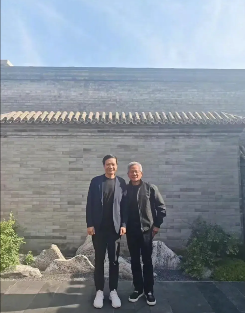 英伟达CEO黄仁勋今年第三次来华，与小米创始人雷军亲密合影曝光。7月