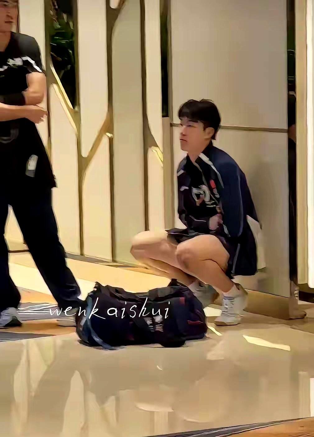 国乒男单就剩王楚钦独苗了。19岁小将温瑞博，在澳门世界杯1/8决赛碰上了中国