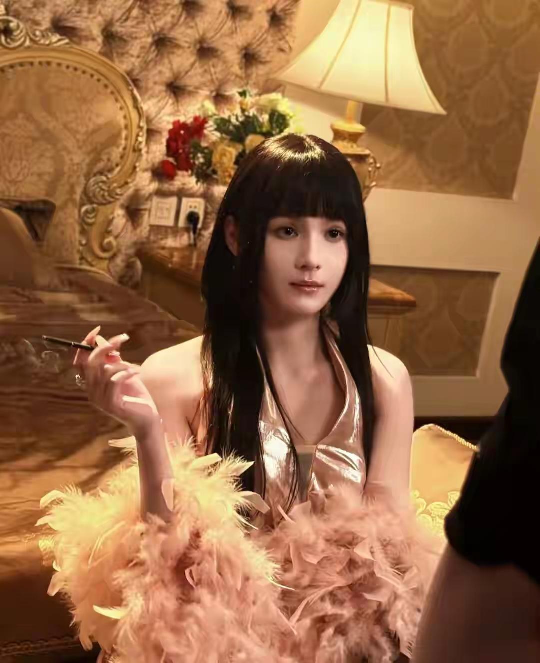 作为短剧演员，咱们格局要打开，不能够为了一点小事，就动手动脚的。这短剧演员左一