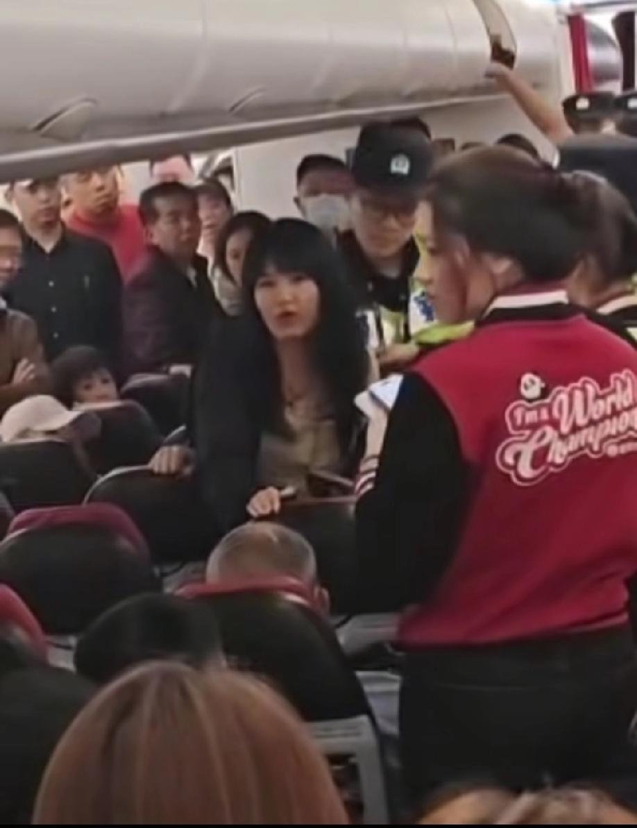 4月22日凌晨。发生在重庆飞往吉隆坡航班上的一起纠纷事件。航班原计划凌晨2点起