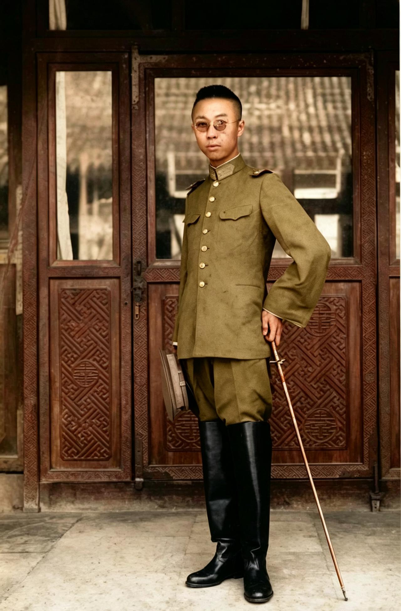 1924年，18岁的溥仪在紫禁城翊坤宫拍摄的两张戎装照。同年11月5日，冯玉祥发