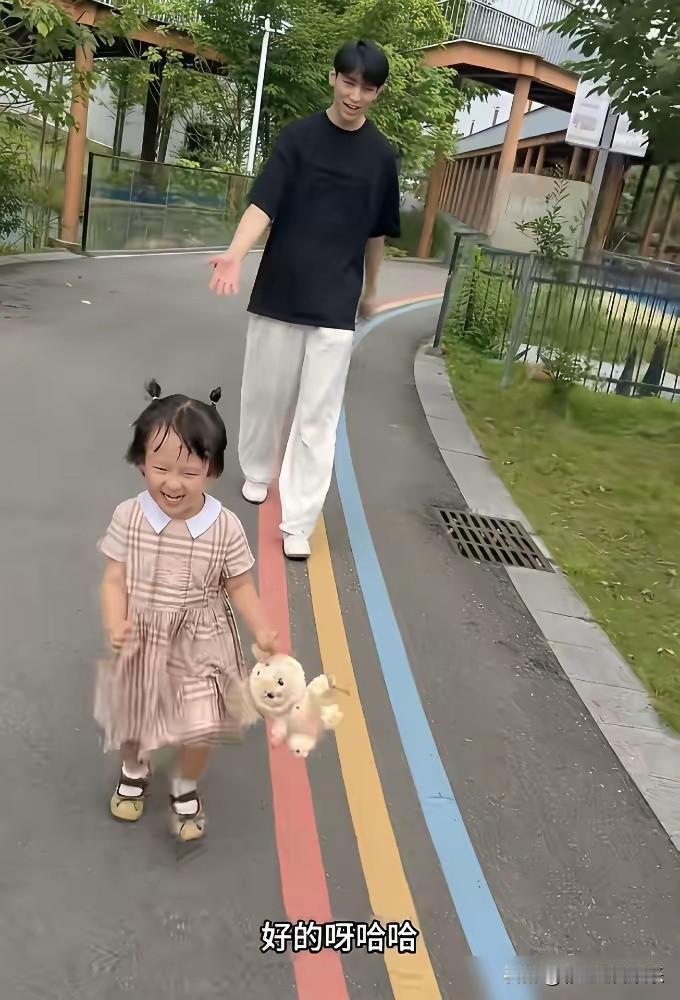 闪闪亲爹到底是谁？她长得像黄一鸣现男友，脸型眼睛就连地包天都一模一样。我很好