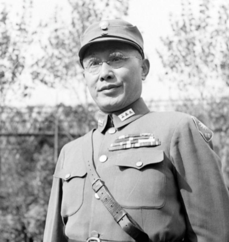 何应钦作为国民党二号人物、蒋介石的头号搭档，常年身居高位，公开场合温文尔雅，举止