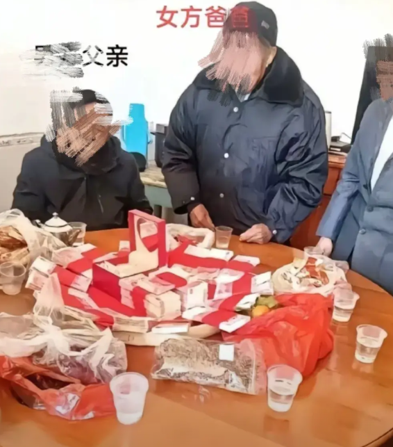 山东菏泽某地彩礼60万，五金8万块钱，一部顶配苹果手机，再算上婚礼司仪、婚车、婚