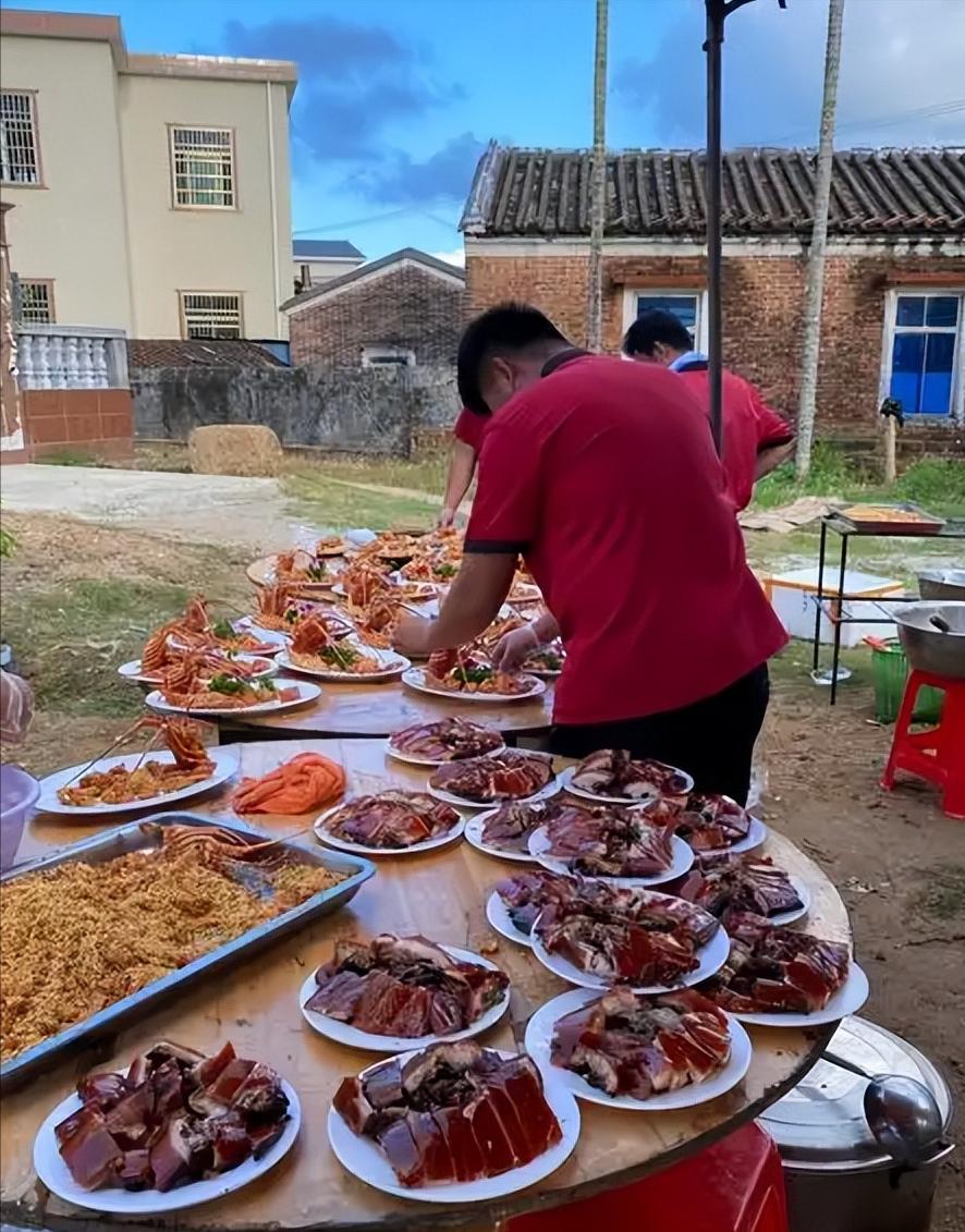 🌞农村大席的卫生条件那么差，为何很少有人吃坏肚子呢？ “你看这地上的菜