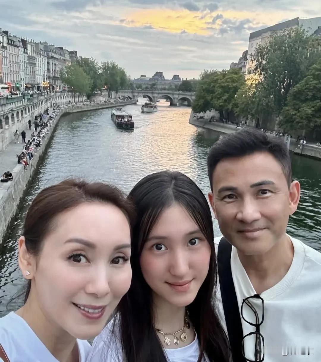 基因这个东西，真的是选差不选好，就像郭可盈两口子年轻时男帅女美，但他们的女儿是一