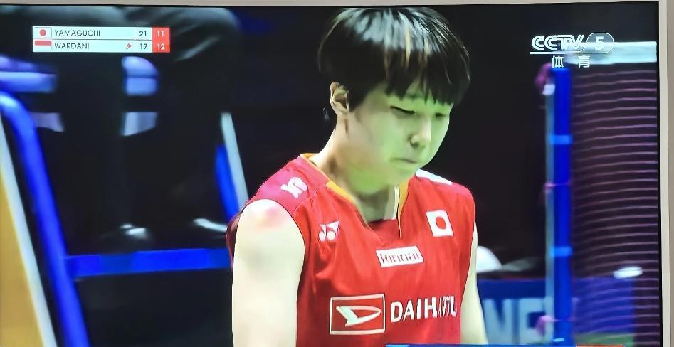 山口茜大战印尼选手瓦尔达尼，羽毛球世锦赛女单半决赛，第1局21:17，山口茜胜出