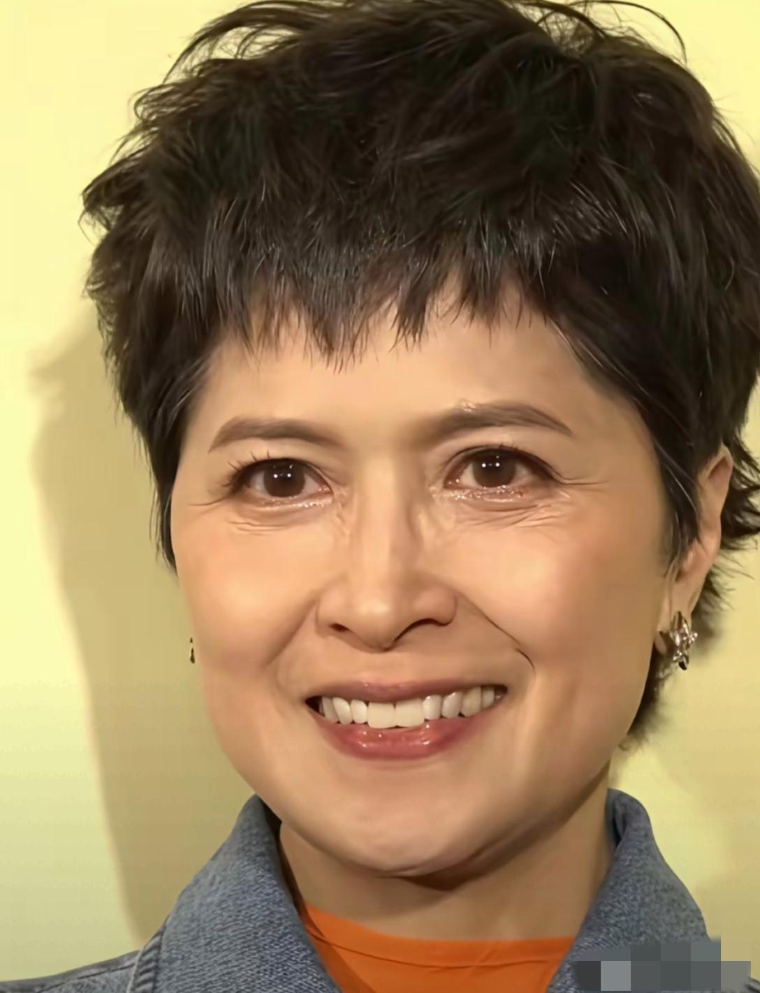 哇哦，女神邵美琪真抗老：短发利落，皮肤紧致，眉若墨画，睛若点漆，素齿如贝，面部线