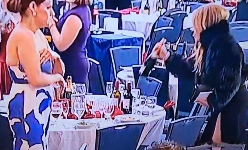 白宫晚宴发生枪击后，还有人在现场拍照合影，顺便顺走了好几瓶好酒。看来美国名人也爱