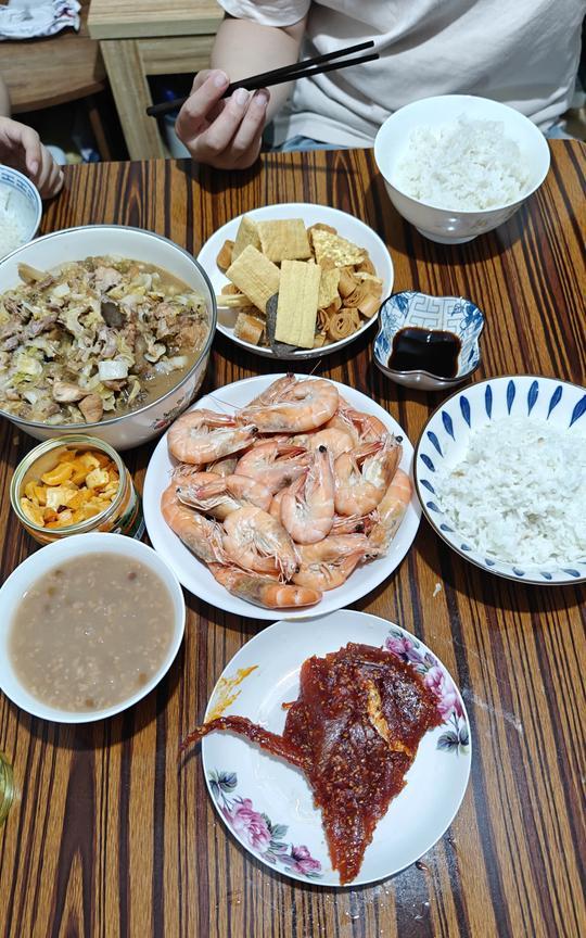 老二说今晚要陪姥姥，上午先洗衣服，下午就过去。我炖了一锅腔骨，还买了一斤半的活虾