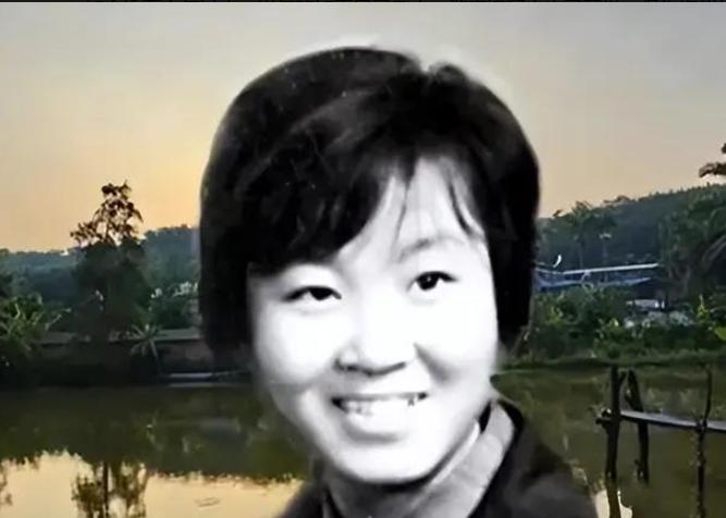 1974年的云南西双版纳，中缅边境的雨林潮湿闷热，东风农场的知青们正为橡胶林开荒