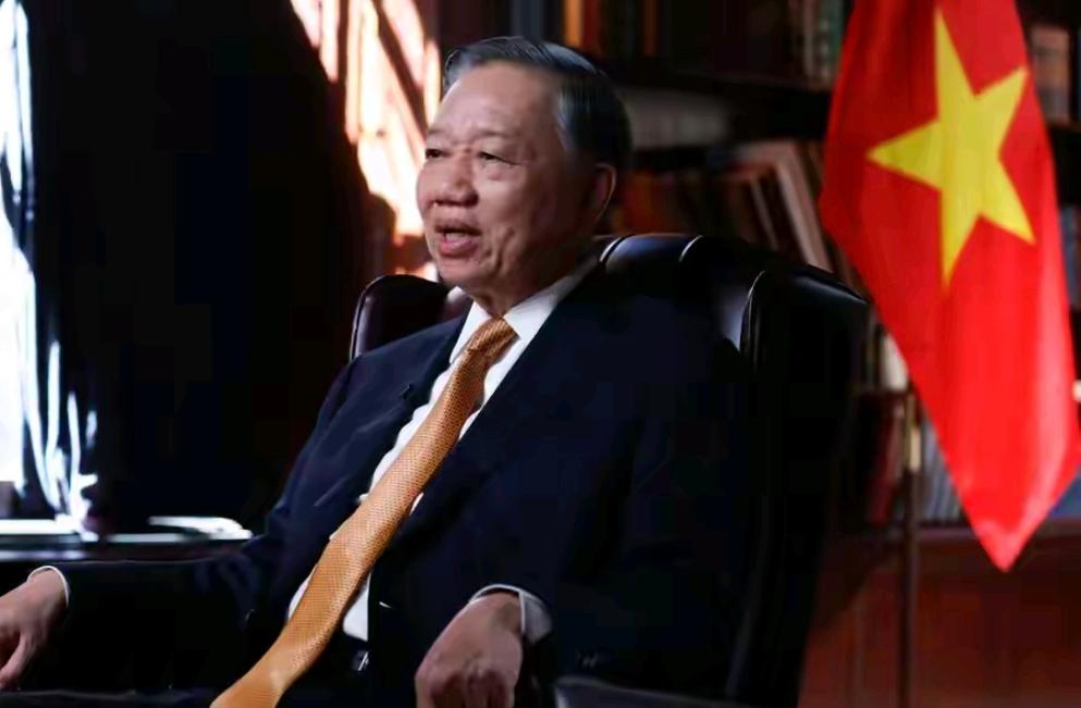 越南在纽约玩这一出，又被网友们骂白眼狼。先说清他们干了什么：越南领导人向美方承