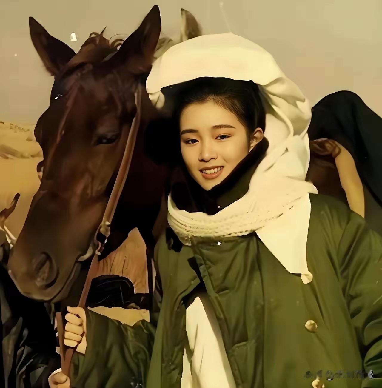巩俐穿着军大衣，牵着高头大马，这张照片非常的经典，非常值得收藏！拍摄这张照片的时