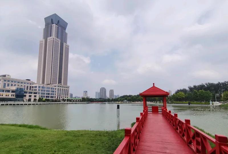 假如给你500万让你辞职会怎样选择？500万能装好几个皮箱，一辈子挣不到这么多钱