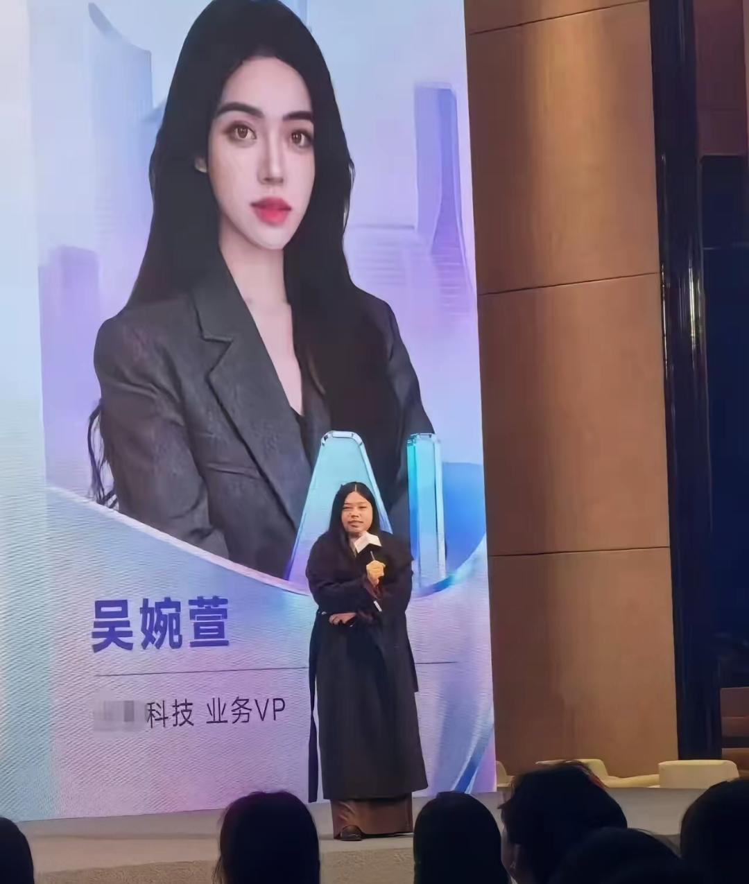 骗照啊！差距这么大，她好有勇气[捂脸哭][捂脸哭][捂脸哭]宣传照美到舔屏，见面我