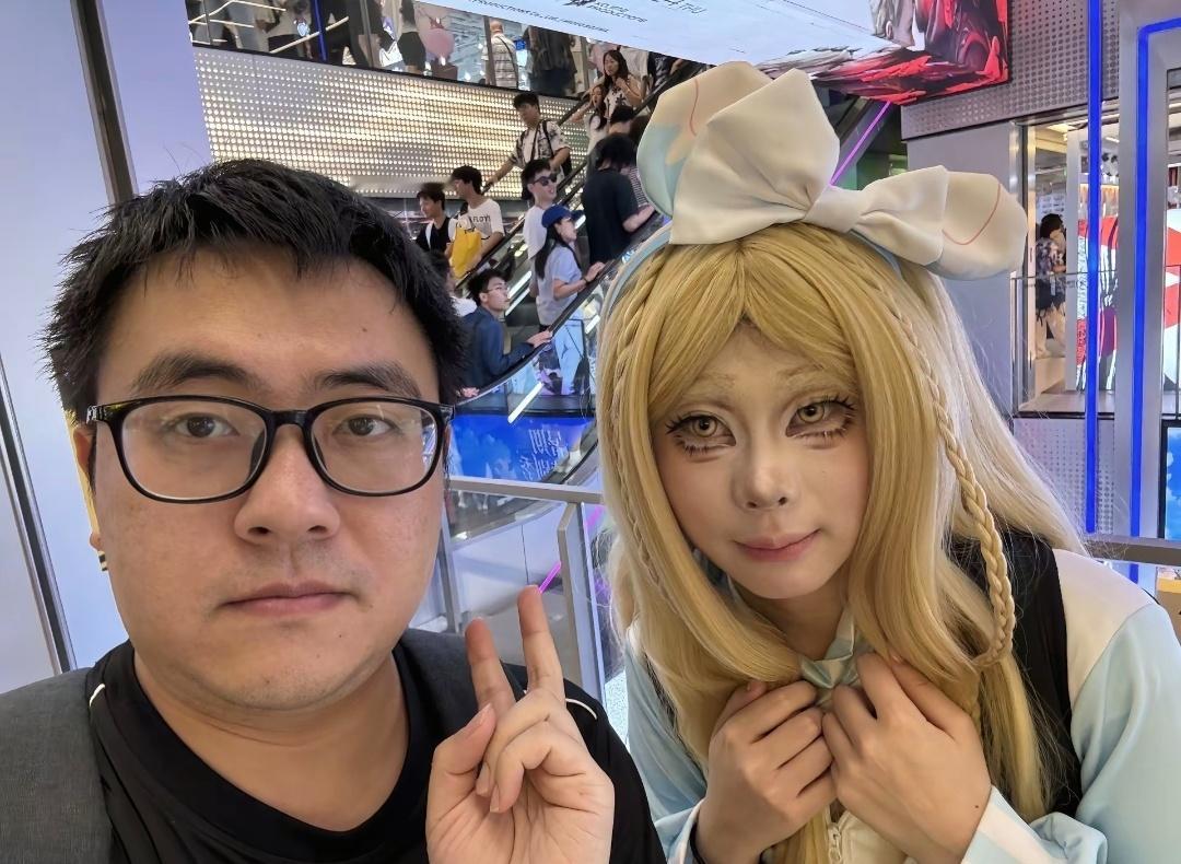 原图哥漫展原图哥，不管你出啥一律原相机。听说因为热心帮助coser接受真实的自