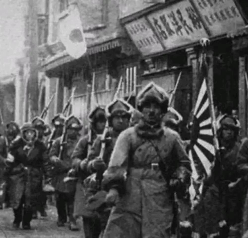 1936年，两名东北女孩，对着火车上的日本军警指挥官粟野重吉，用匕首连续捅了几