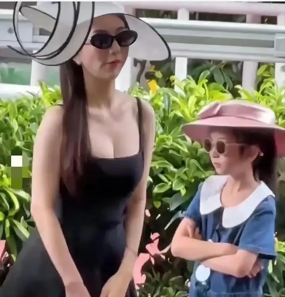 方媛和郭富城的大女儿已经这么大了，敢和妈妈当街生气了，这生气的架势和她老爸郭富