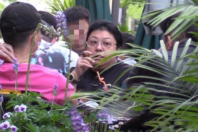 人性本就复杂多面，韩红便是如此。一开始踏踏实实干慈善是真的，自带表演型人格、说话