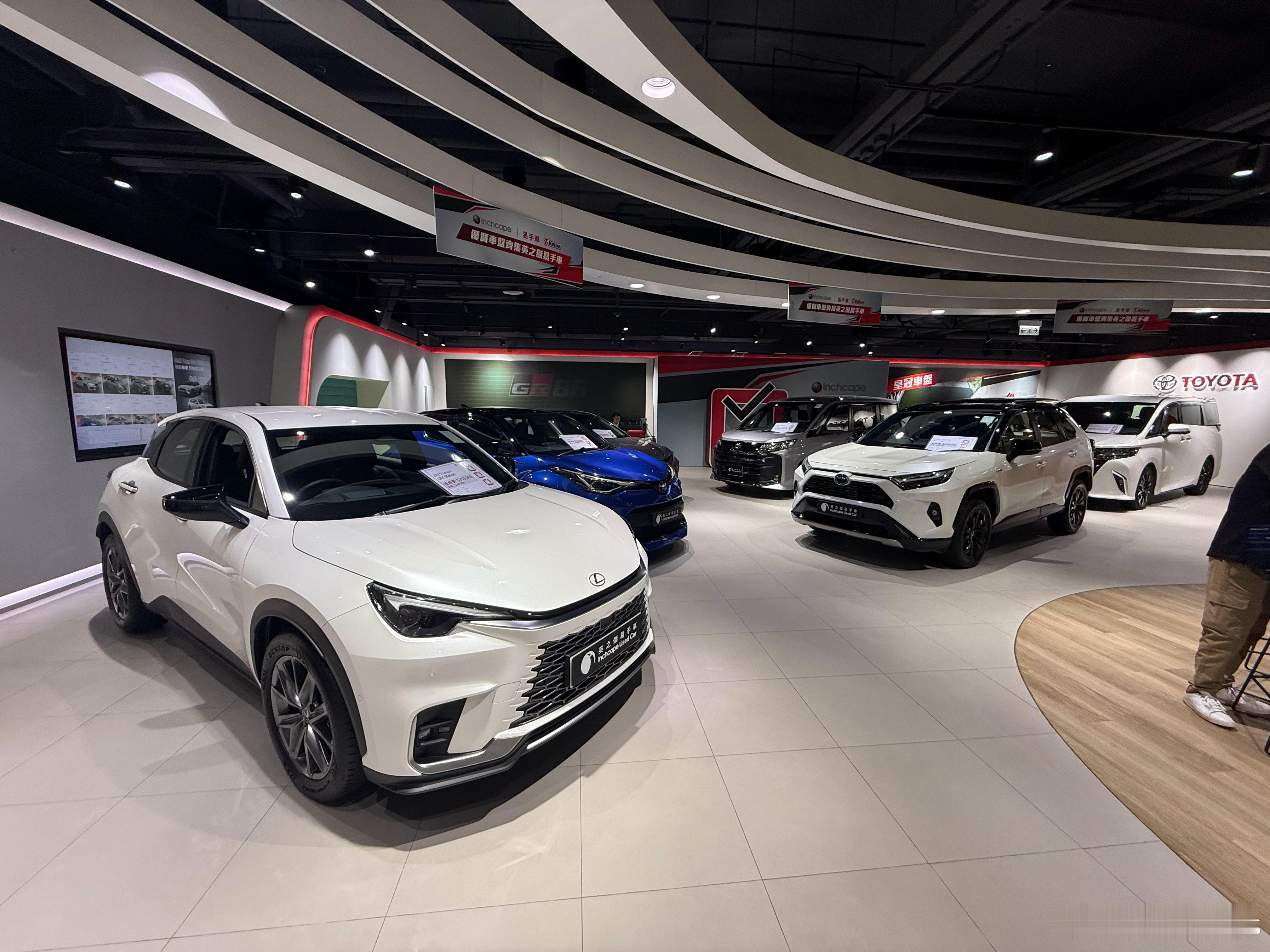 今朝继续去丰田陈列室睇车！2.5hev埃尔法落地价要110万[捂脸哭]又话香港埃