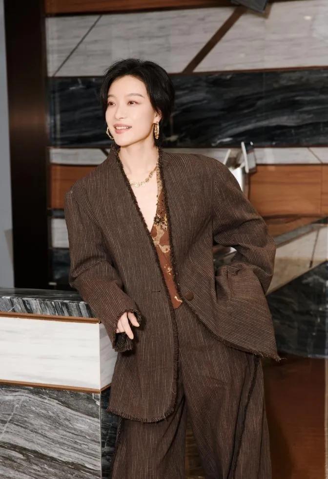 倪妮短发造型杀我！倪妮这组新造型真的太绝了！💥利落短发配棕色调西装套装