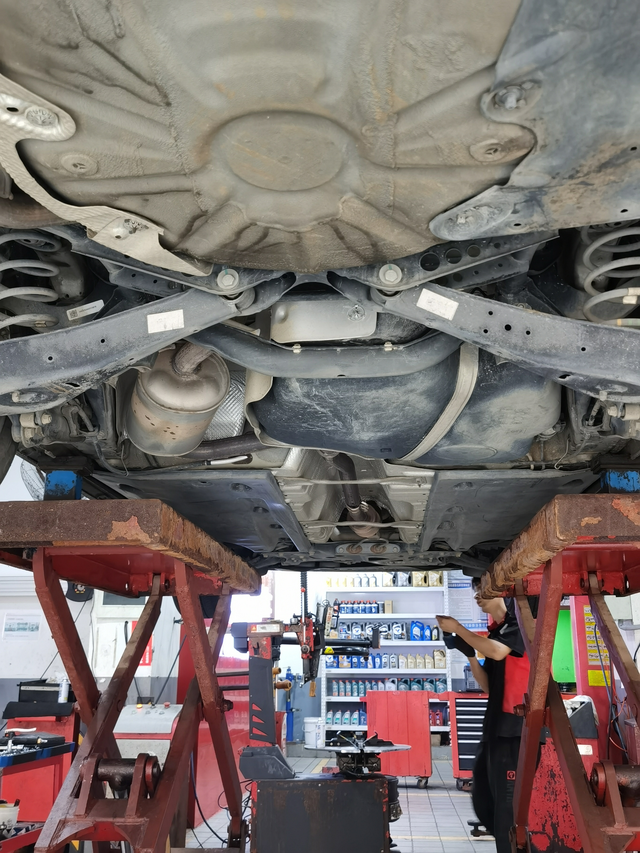 速腾还是常用常新九年了，底盘依然扎实，没有一处锈点，包括排气管