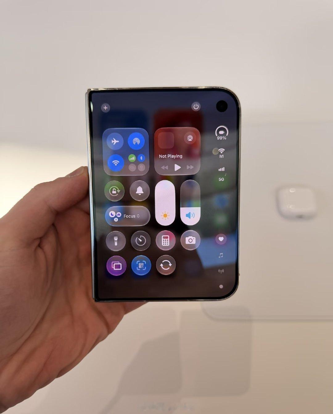 iPhoneDuo缺失两大功能？别说缺两大功能了，就算缺五个、十个功能，只要苹果标还在，照样有人排队