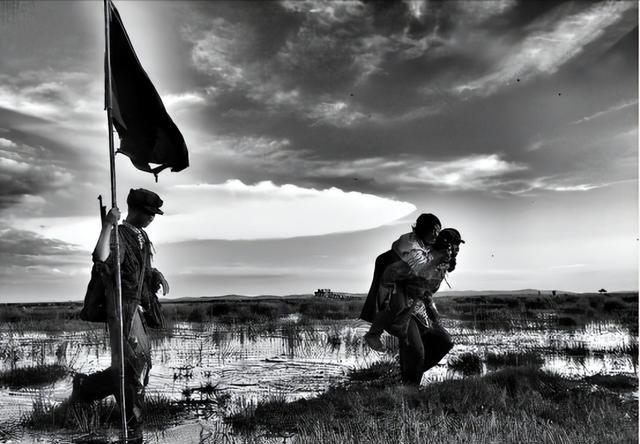 红军途经金沙江畔，在一座教堂内发现了意外的“宝藏”，张爱萍看到大喜：“好东西！”