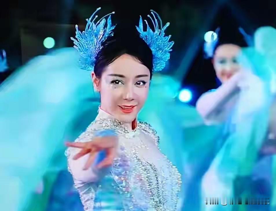 迪丽热巴人鱼姬妆造翻车，被吐槽太土了，可能不是妆造问题，而是她脸肿发腮了。以