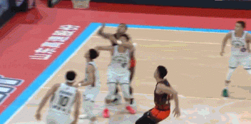 朱松玮菜得脾气大，抢篮板犯规毕业，替补席摔瓶子给张庆鹏添堵北控两个中锋崴脚，