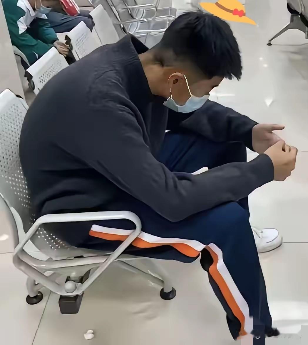 15岁的孩子，站在医院急诊室门口，面临父亲病危。医生说5000元住院费，瞬间让孩