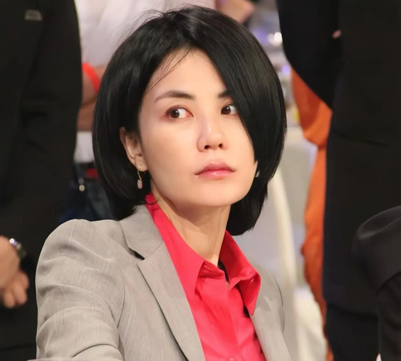 估计王菲最近心情很难受不是别人说单依纯的唱功比她好也不是大家拿她和张柏芝对比