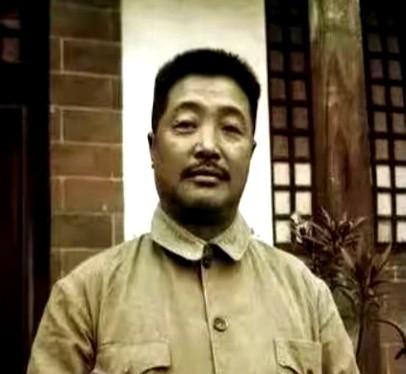 你信不信？一支快饿死的队伍，靠一根马尾毛、一个别针，钓出了九天命。我当年在酒