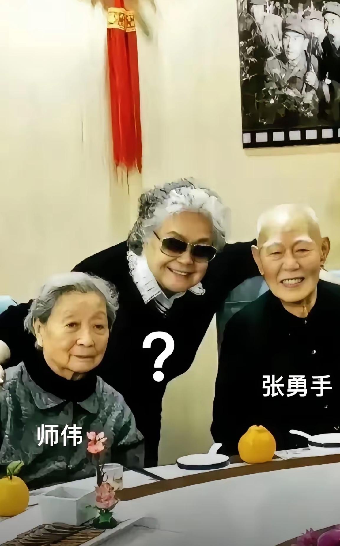 刷到三张老艺术家珍贵合影，实在太有意思！每张照片里，其余人都眼熟，唯独总有