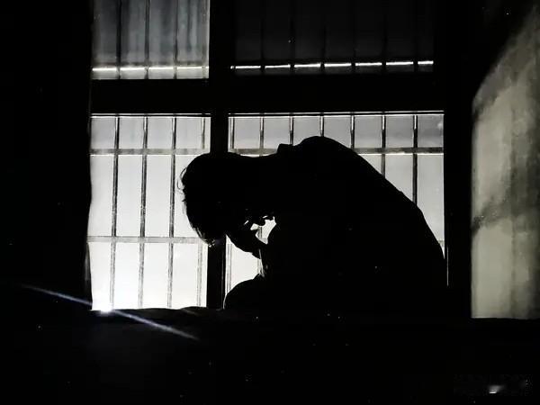 抑郁症是能自愈的吗?抑郁症能不能自愈得看情况。要是病情轻，是有自愈可能的。轻度