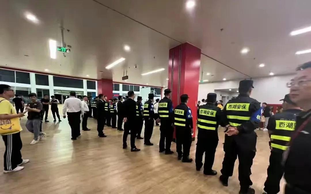 丘天赛前下战书！北京男篮赛前缺兵少将，所罗门膝盖有伤，范子铭赛前发高烧，周琦登