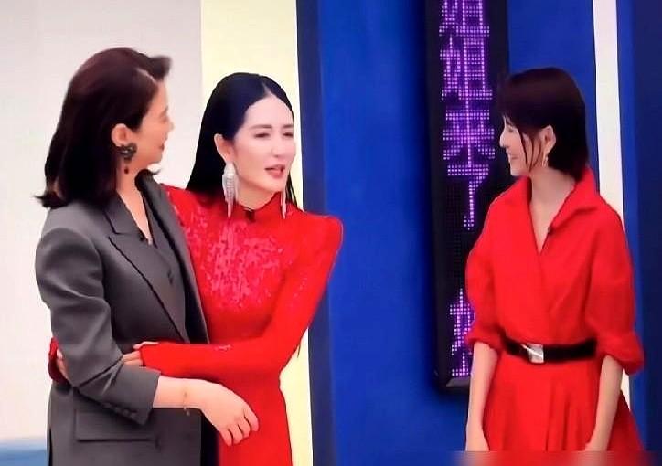 昨晚的浪姐直播，有点意思。李心洁，双金影后啊，来参赛了。结果主持人谢娜全程拉