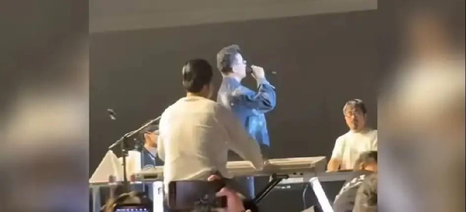 演唱会开到一半，汪峰突然停下来说：我女儿今天生日，她妈妈没坐在这儿，但一样爱她。