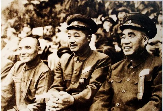 解放重庆后，本来二野可以早点解放成都，但邓小平同志说：“咱们不要进成都，成都要留