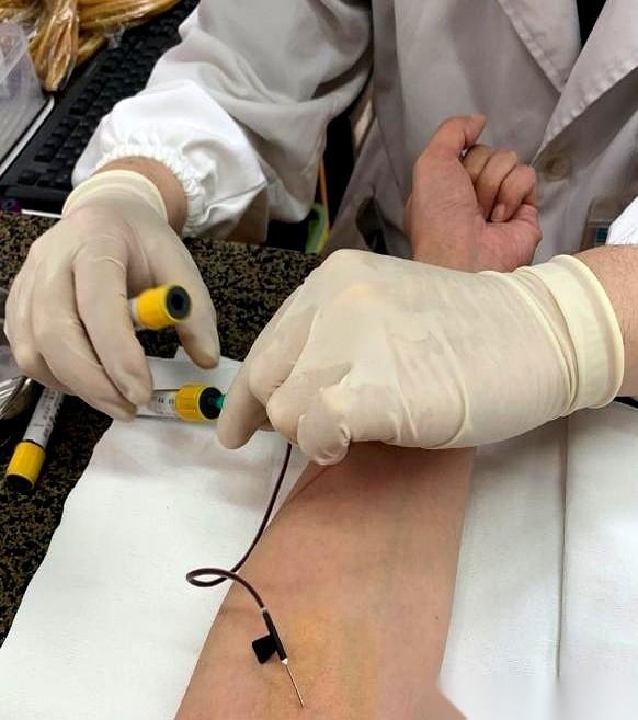 血脂报告单拿到手，第一眼都死死盯着那个“总胆固醇”。箭头没往上，心口那块大石头，