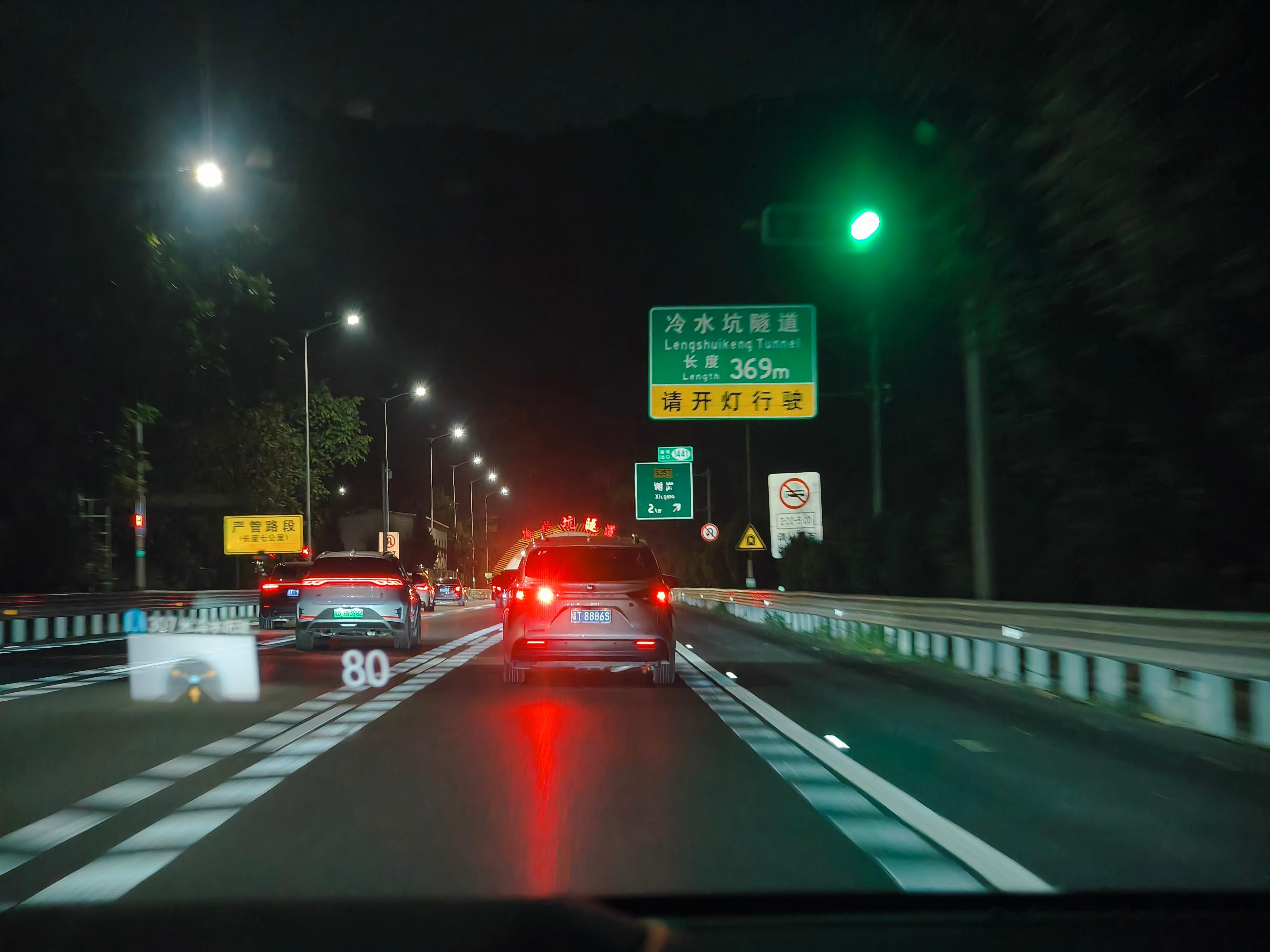 不留意都没发现塞那的尾灯有点暗呀难怪车主高速上一直开着后雾灯大v聊车