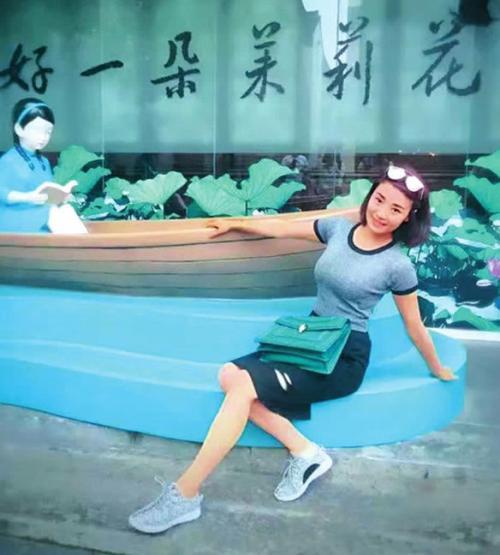 “金孔雀”余旭烈士的生活照，她是歼-10女飞行员，这一张照片拍摄于她服役期间在江
