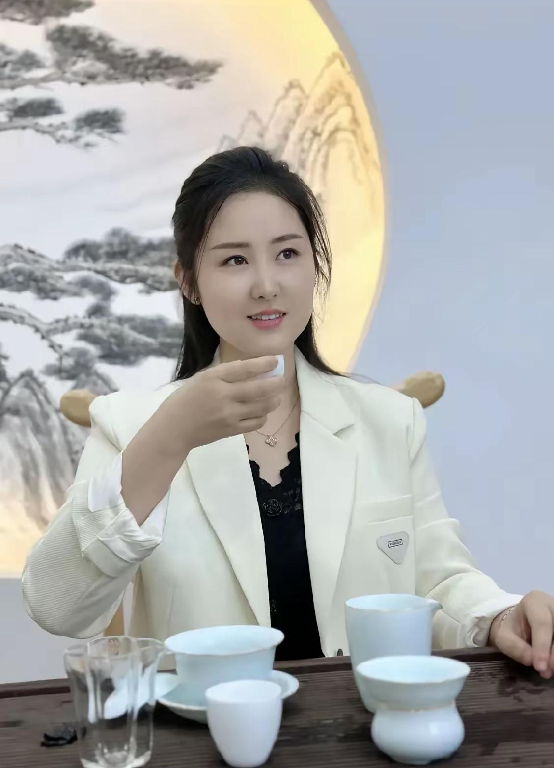 优雅品茶时光，享受生活的宁静与美好。