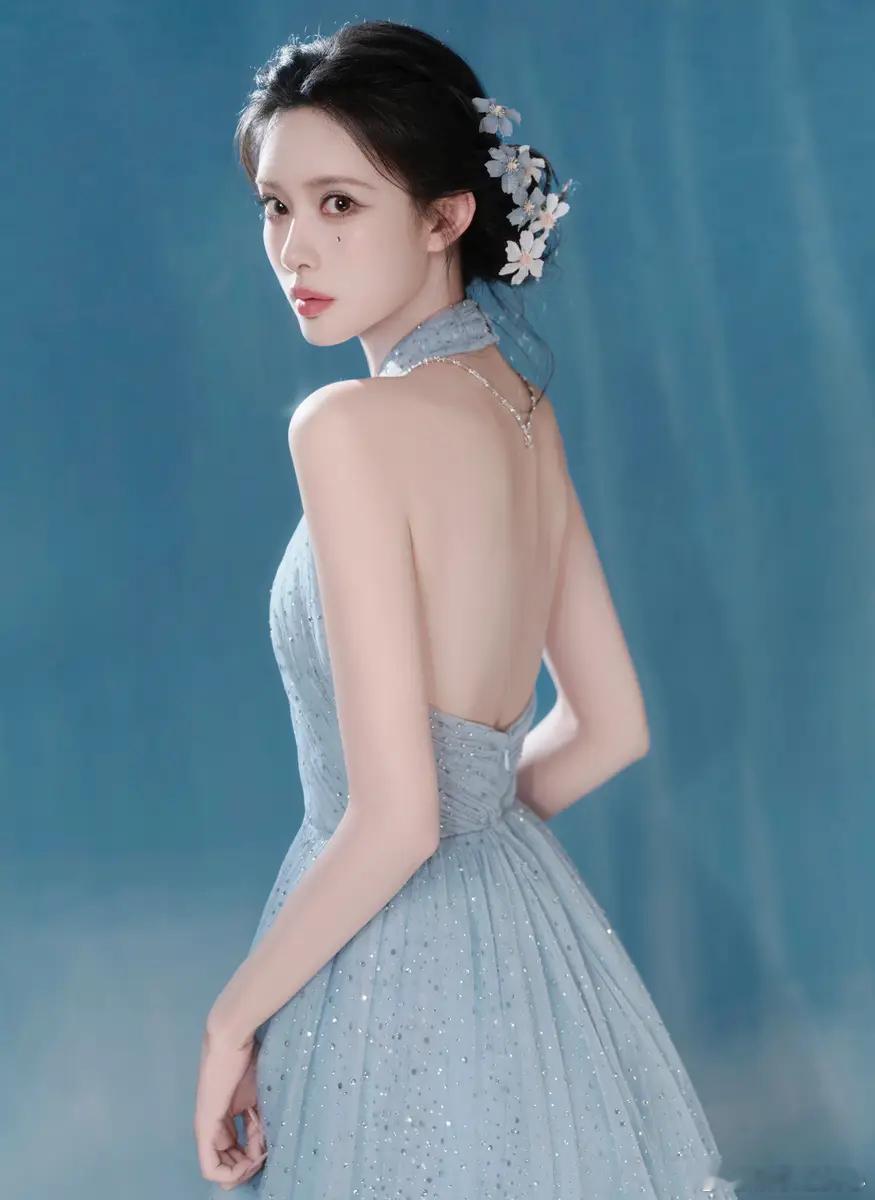 孟子义穿浅蓝星光裙出席活动清冷优雅尽显仙韵10日，工作室在社交平台分享了一组孟