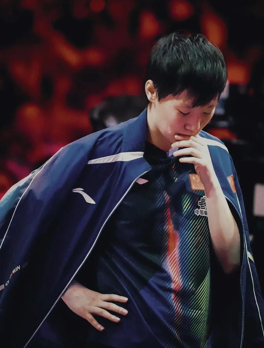 王曼昱晋级四强后，做了一个让人意外的动作，她没有立刻庆祝胜利，没有对着镜头挥手，