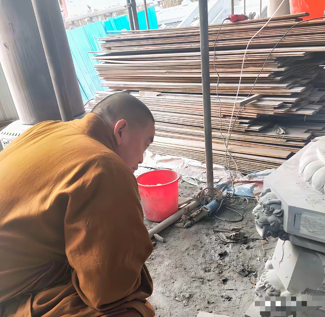 这是少林寺装修的时候，方丈释永信亲自把关工程质量。看得出来他对这件事非常的上心，